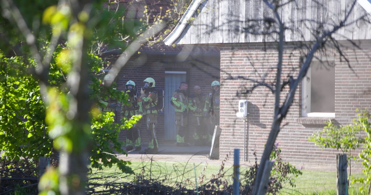 Brand in bijgebouw op erf aan Schiphorstdijk in Rossum