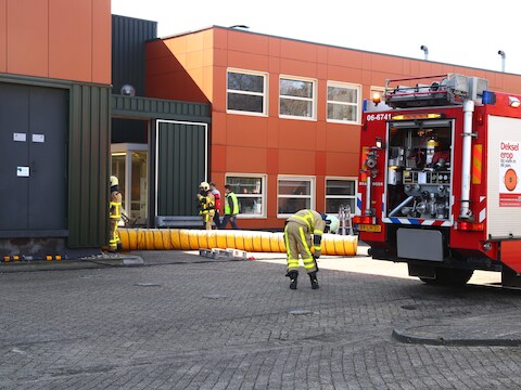 De brandweer lucht het pand en voert controles uit.