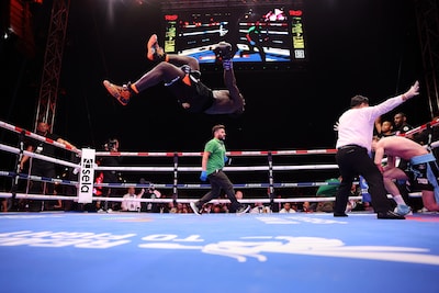 LIVE boksen | Fransman viert zege met salto, verwoestende klap zorgt voor knock-out, Verhoeven en Usyk arriveren