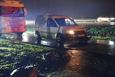 Pakketbezorger neemt verboden sluiproute, dan volgt gruwelijke klap: fietser (65) overlijdt