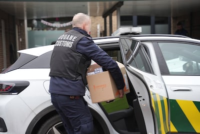 Douane doet onderzoek in Bunschoten: dozen vol sigaretten in beslag genomen