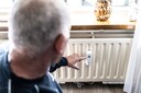 Jan Hartendorf zit met torenhoge energiekosten. Metertjes houden sinds vorig jaar het verbruik bij.