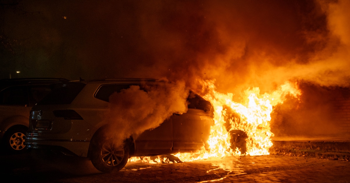 Vuurzee bij autobrand in Deventer, voertuig verwoest en gebouw beschadigd
