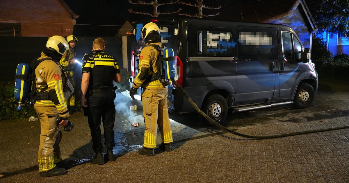 Bestelbus in Bunschoten in de brand gevlogen, politie onderzoekt brandstichting