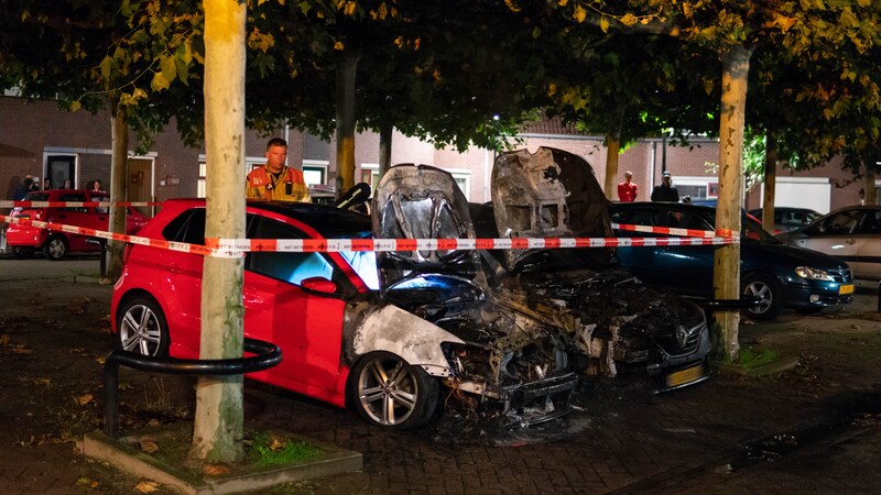 Dubbele autobrand in de Deventer wijk Knutteldorp, afgelopen week.