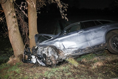 Automobilist onder invloed botst tegen boom op in Stroe, rijbewijs ingevorderd