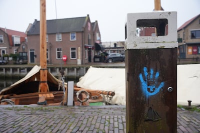 Plagerijtjes rond derby: een blauw doel bij de rooien en handafdrukken à la Pietje Bell