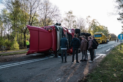 Tankwagen vol bijproduct van kaas kantelt op N302 bij Ermelo