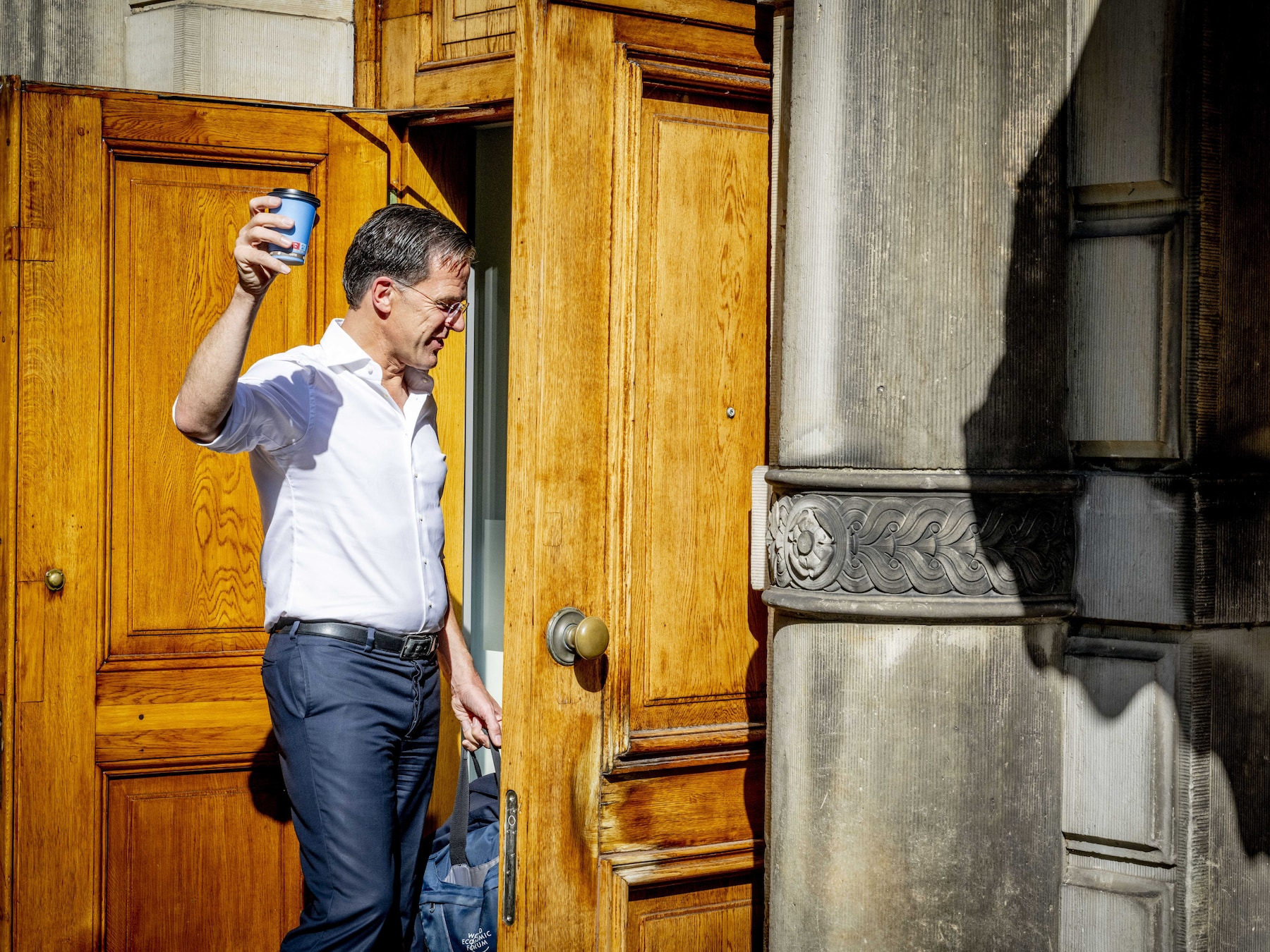 Premier Mark Rutte is na nachtelijk overleg alweer op het Binnenhof voor de wekelijkse ministerraad.