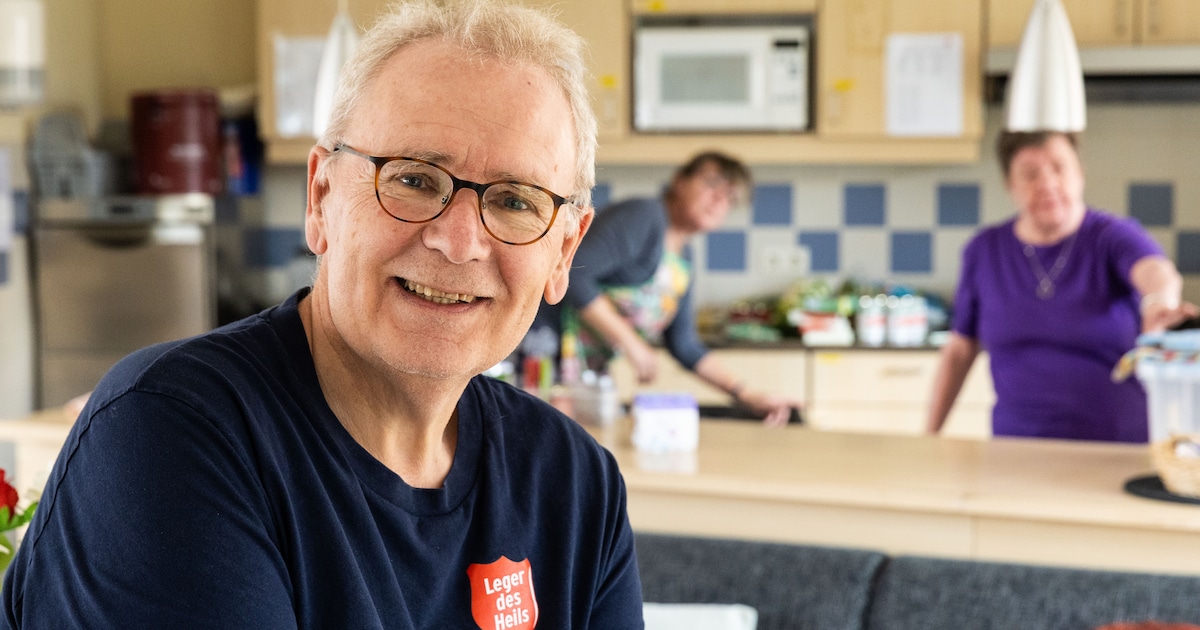 Alex (63) vocht vroeger met de ME, nu rijdt hij op de soepfiets langs plekken waar daklozen slapen