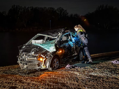 Heftig ongeluk in Arnhem: auto vliegt uit de bocht, rolt van trap en valt nét niet de Rijn in, bestu