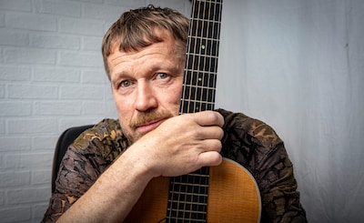 Singer-songwriter Michiel Flamman (54) is ongeneeslijk ziek: ‘Ik ben gelukkiger geworden nu ik weet dat ik doodga’