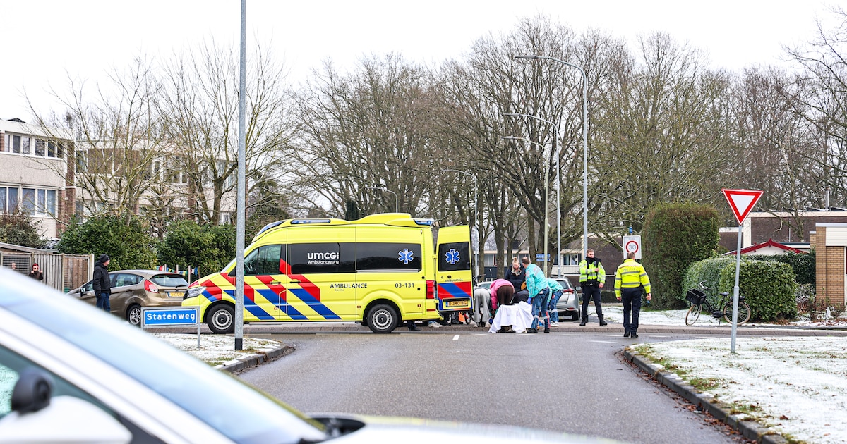 Fietser gewond na botsing met auto op kruispunt in Emmen