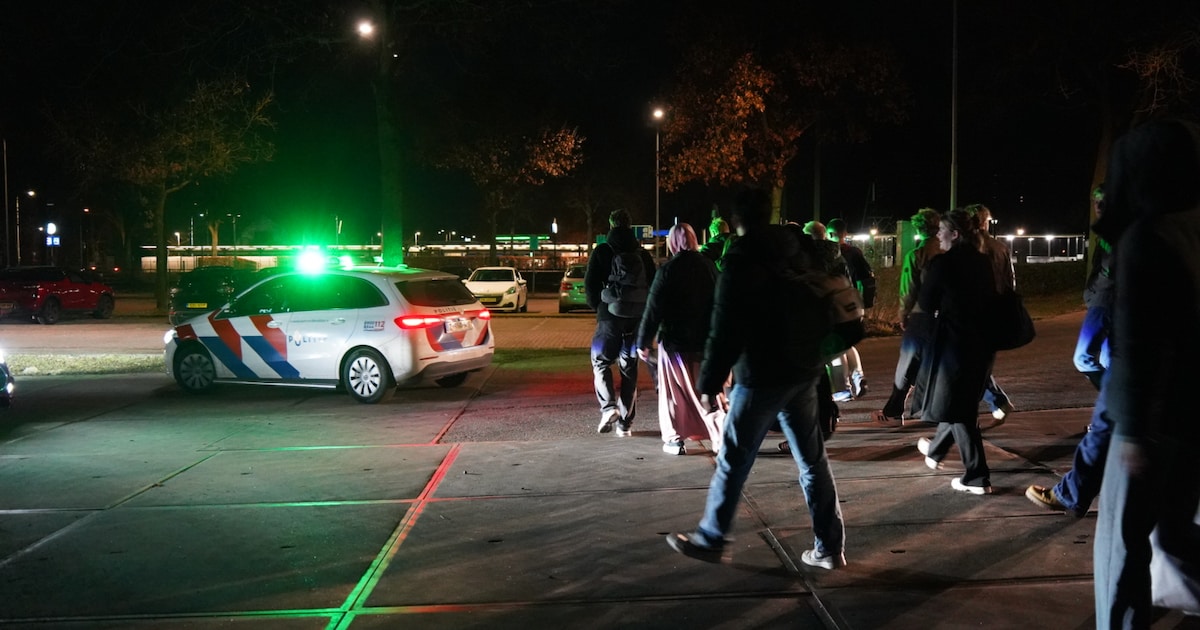 Trein bij ‘t Harde ontruimd na brand op toilet, passagiers lopen terug naar station