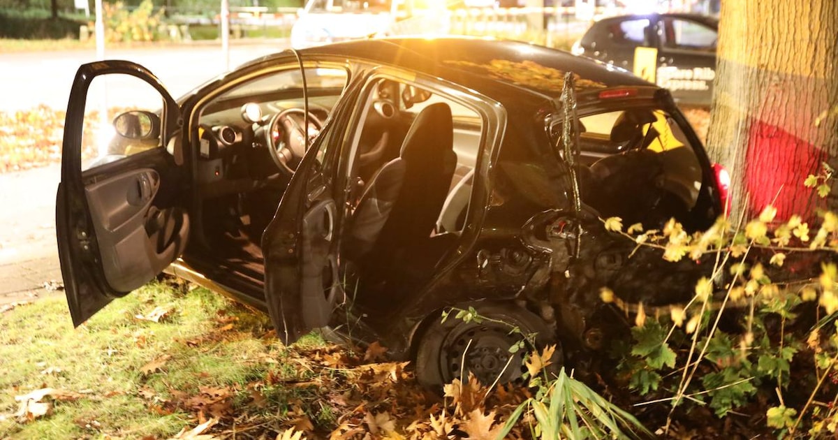 Auto behoorlijk in de kreukels na botsing in Apeldoorn.