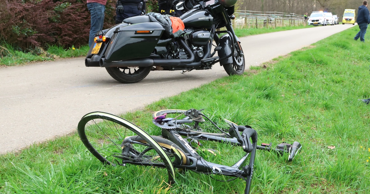 Wielrenner en motorrijder botsen in Wilp
