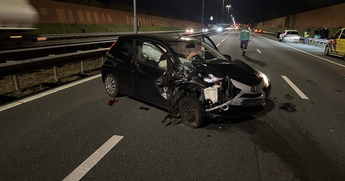 A28 bij Zwolle dicht na ongeval met meerdere auto's