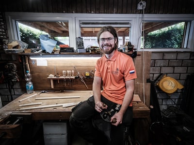 Finn knutselde al vroeg bootjes, nu mag hij als kampioen meubelmaker naar Sjanghai
