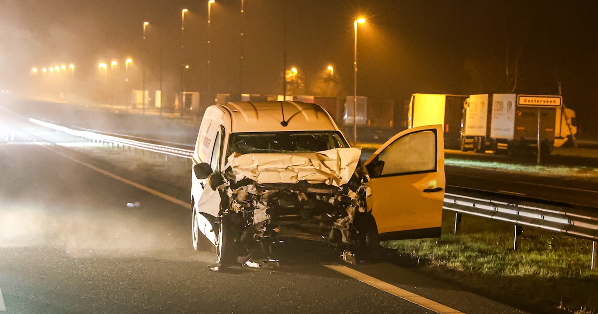 Zwaar ongeluk op A37 bij Klazienaveen: bestelbus botst achterop vrachtwagentje