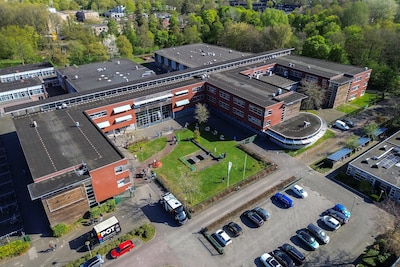 Asielzoekers in leeg schoolgebouw in Apeldoorn, hotel in Beekbergen langer door als opvangplek