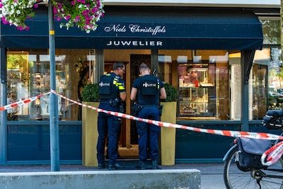 Overval bij juwelier in Zeewolde: zwartgeklede mannen slaan vitrines kapot en vluchten met buit