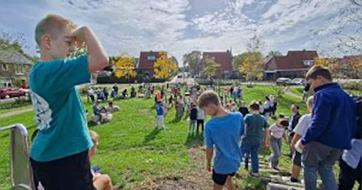 Vernieuwd grasveld in Zwartsluis geopend als ontmoetingsplek