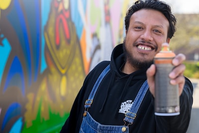 Graffiti vandalisme? Niet waar, vindt Junior: hij tovert saaie grijze muren in Barneveld om in kleur