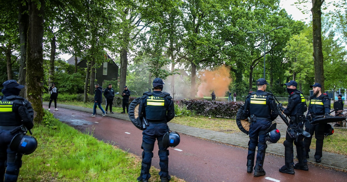 Voorthuizenaar aangehouden voor bedreiging politiemensen bij asielprotesten in Apeldoorn