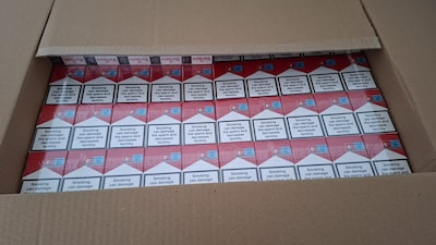 Grote vondst bij controle opslagboxen Lelystad: honderden illegale sigaretten