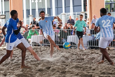 Oud-profs dáchten voor een eenvoudig potje voetvolley naar Apeldoorn te komen: ‘Hij heeft ons erin g