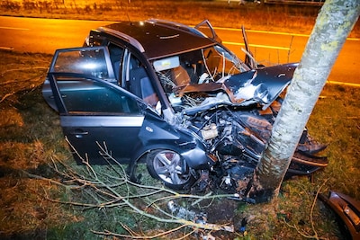 Ernstig ongeluk in Apeldoorn: voorkant auto volledig in de prak, bestuurder zwaargewond naar ziekenh