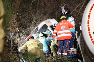 Ernstig ongeluk op A50: vrachtwagenchauffeur gewond, twee rijstroken dicht, uur vertraging