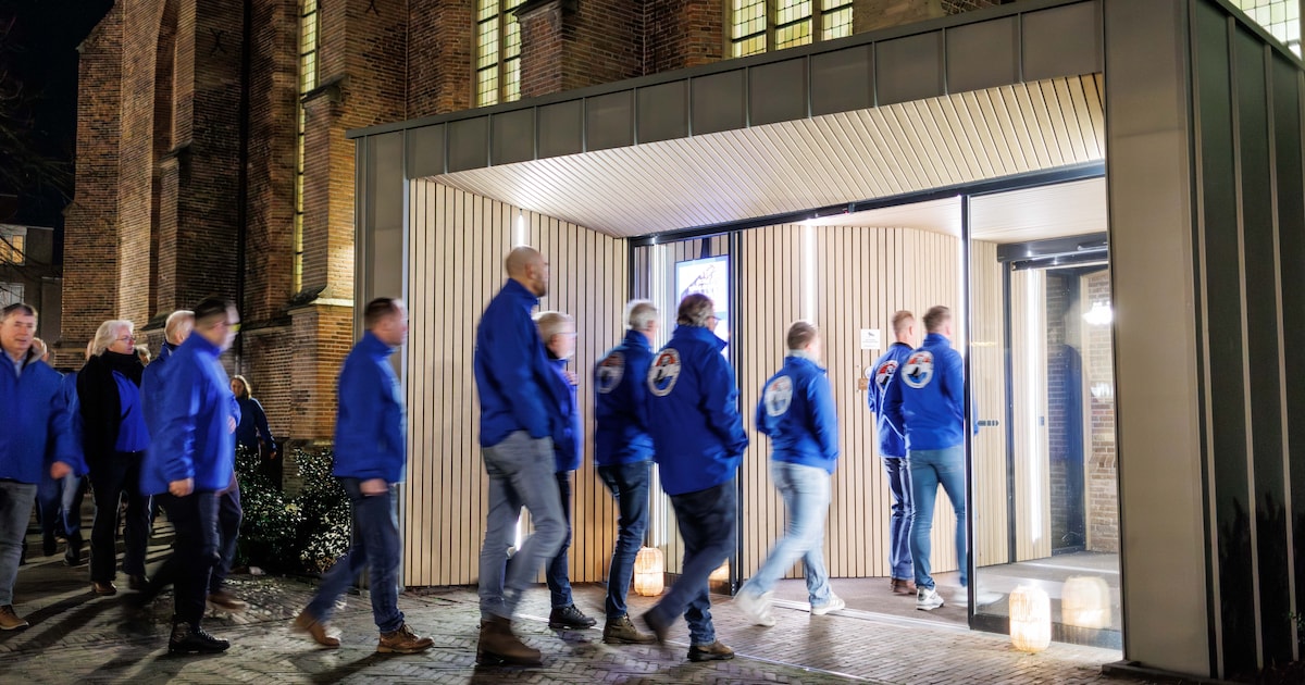 Oom van Calvin (8) spreekt in kerk in Steenwijk met trillende stem honderden mensen toe: ‘Jullie zij