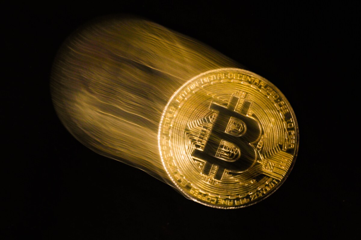Bitcoin bestaat alleen digitaal, maar wordt vaak verbeeld als fysieke munt.