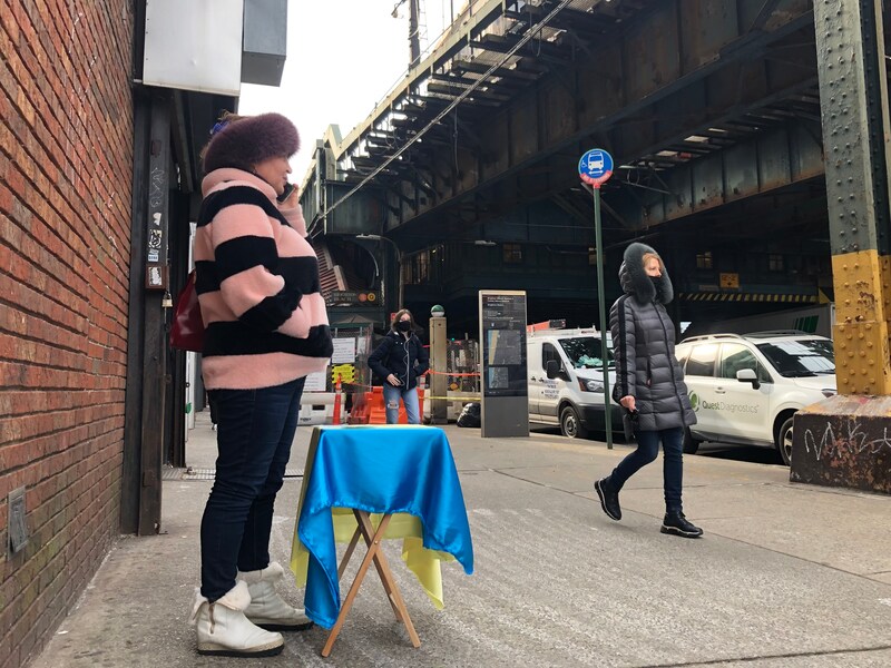 Julia zamelt geld in voor het Oekraïense leger.