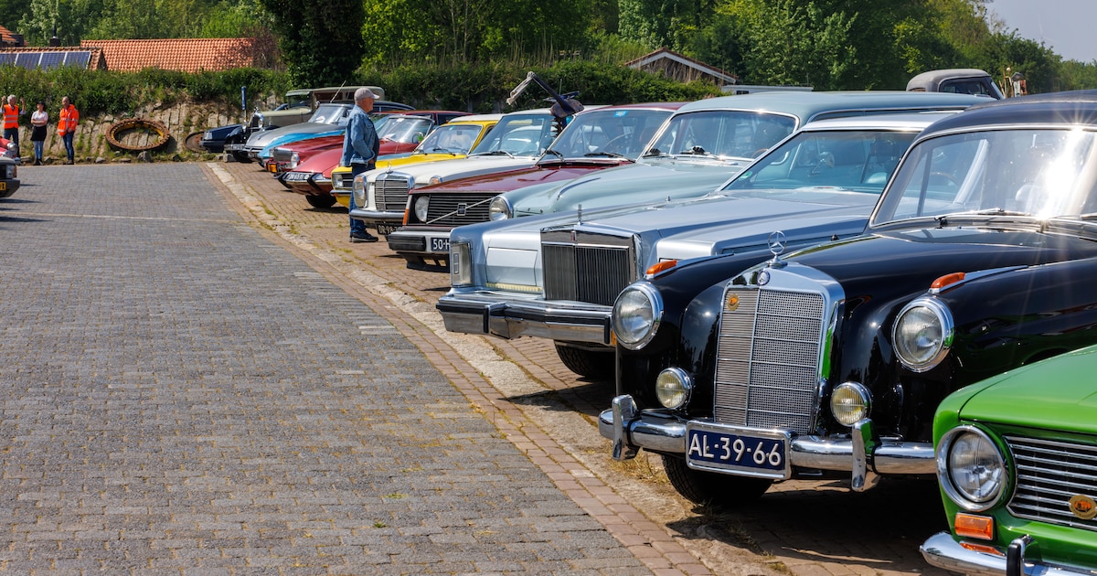 Klassieke auto’s bekijken op het Meerpaalplein in Dronten