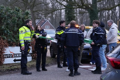 Pizzabezorger betrokken bij ongeluk in Wenum-Wiesel: agenten eten pizza’s op