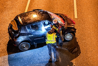Het gaat helemaal mis als bestuurder met zijn Renault Clio en nog twee inzittenden over de A28 ‘vlie