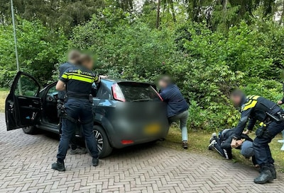 Drie jongens gedragen zich verdacht bij het pinnen, politie achtervolgt ze met helikopter: ‘Konden g
