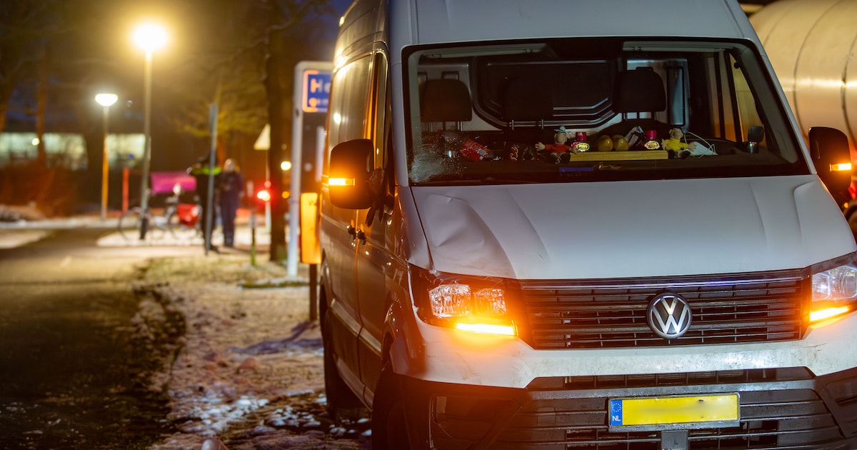 Fietser raakt gewond bij aanrijding met bestelbus in Heeten
