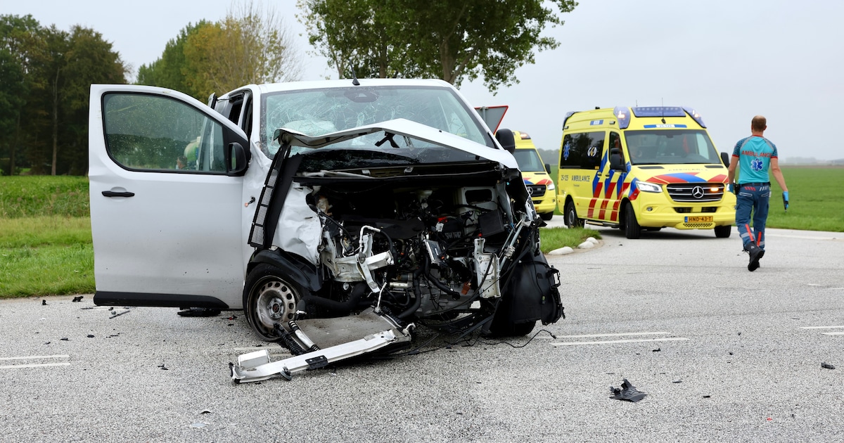 Twee gewonden bij botsing tussen taxibus en bedrijfsbus bij Tollebeek
