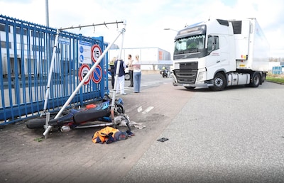 Motorrijder (21) overleden na botsing met vrachtwagen in Holten