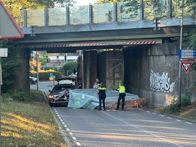 Lading hoger dan viaduct in Holten, pakket met bouwmaterialen valt op passerende auto