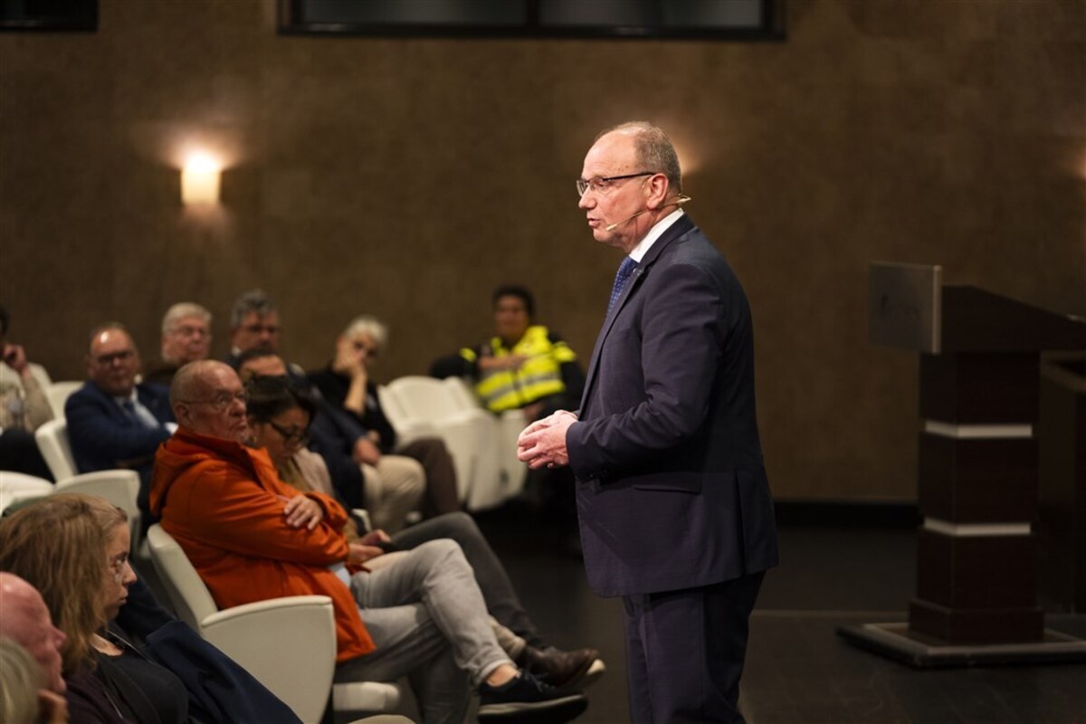 Ton Heerts zoals veel inwoners hem de laatste jaren zijn tegengekomen: uitleg gevend over de opvang van asielzoekers en vluchtelingen.
