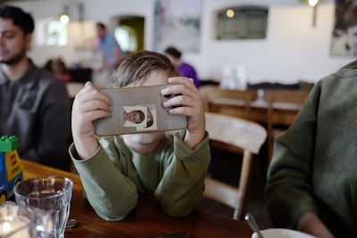 Moeten smartphones verboden worden voor jeugd? ‘Er zijn kinderen die het gezelliger vinden’