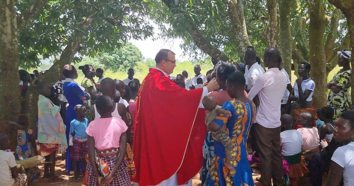 Leden van de Afrikaanse Acholi-stam verzorgen zondag de mis in Overasselt