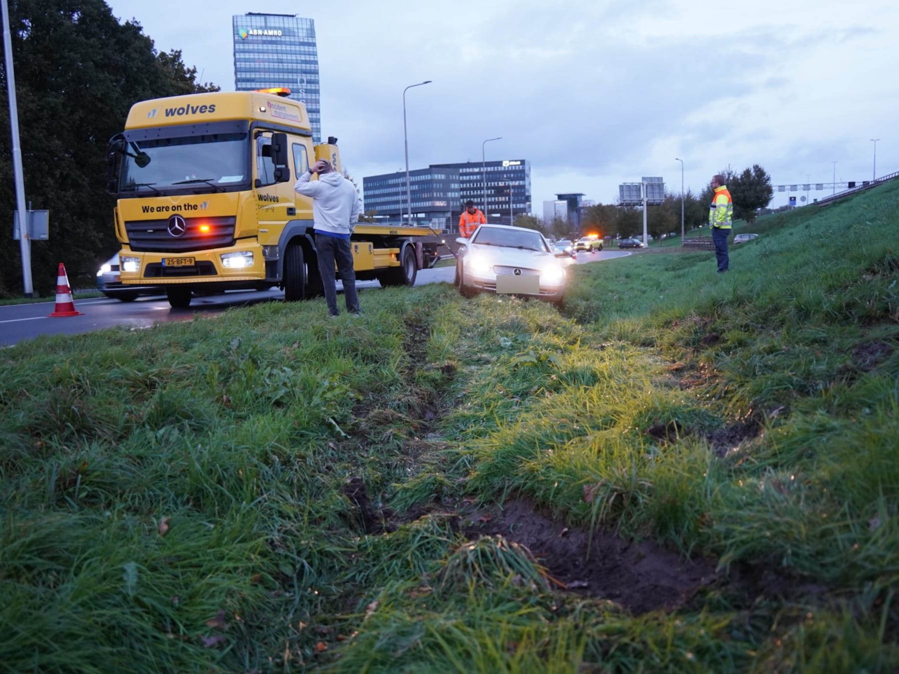 Auto vliegt uit de bocht op A28 in Zwolle