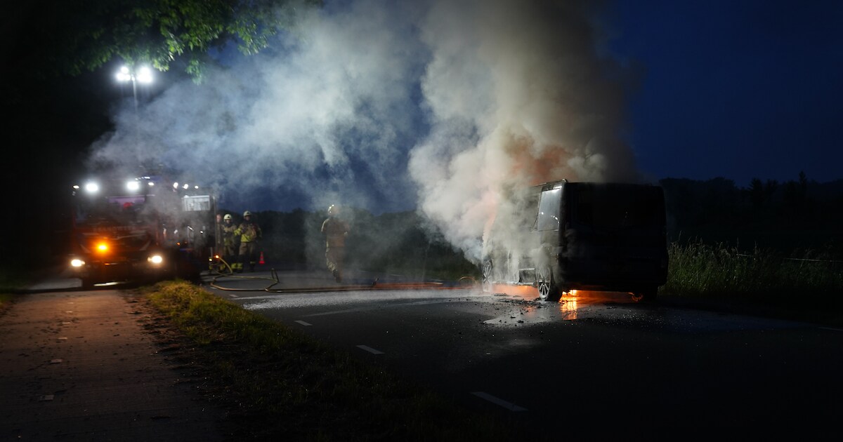 Busje vliegt tijdens het rijden in brand in Bathmen | Deventer