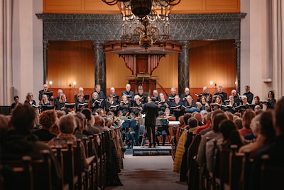 Kleinkoor Caprice zingt Sunrise Mass van Gjeilo met dertienkoppig orkest in Ermelo