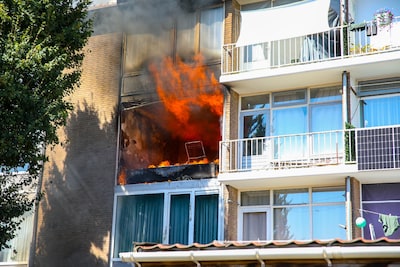 Zeer grote brand legt appartement in Apeldoorn in de as, omwonenden hoorden knallen
